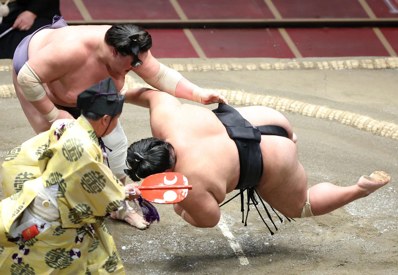 貴景勝（右）を上手投げで破る照ノ富士（撮影・河田真司）