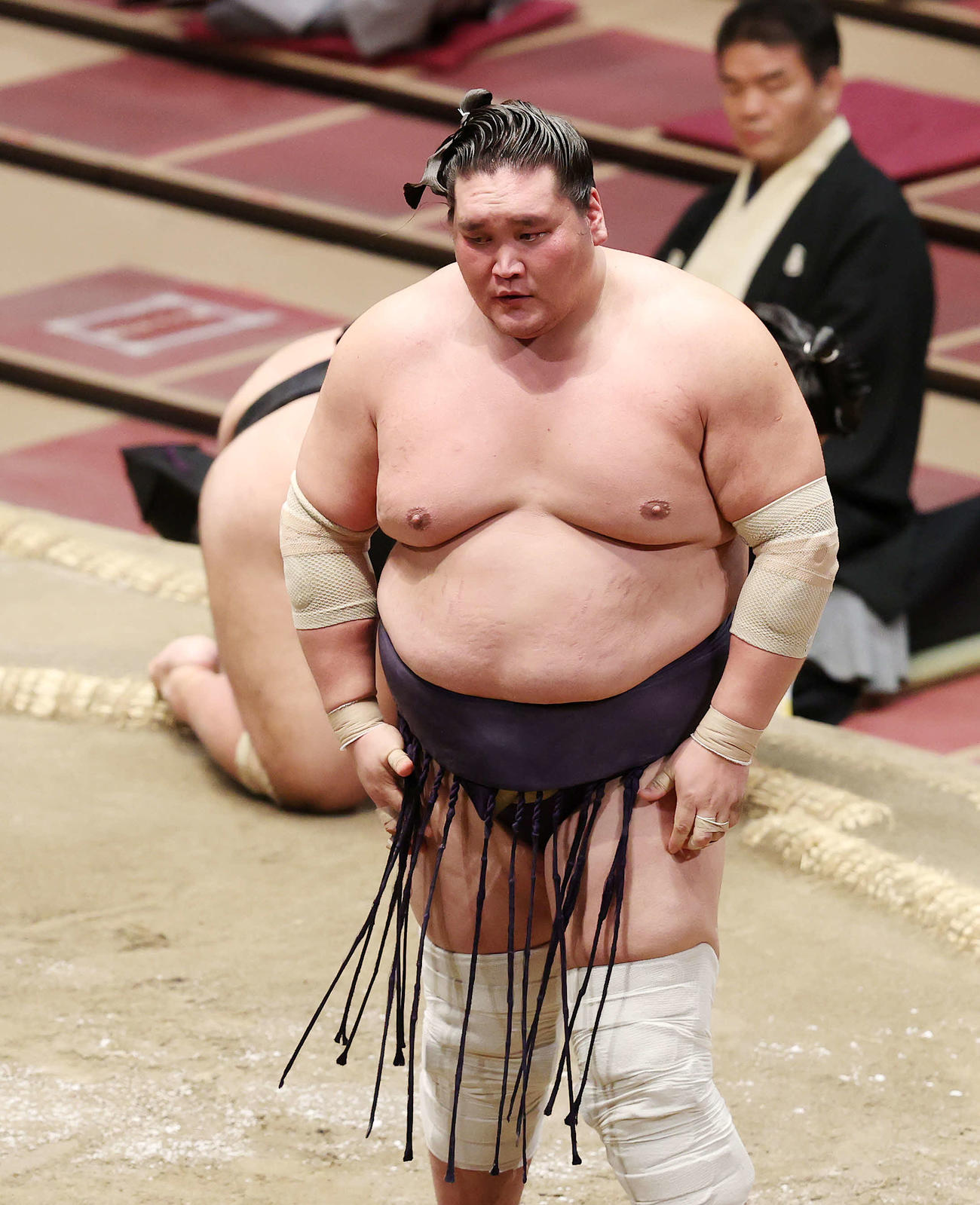貴景勝（後方）を上手投げで破った照ノ富士（撮影・鈴木正人）