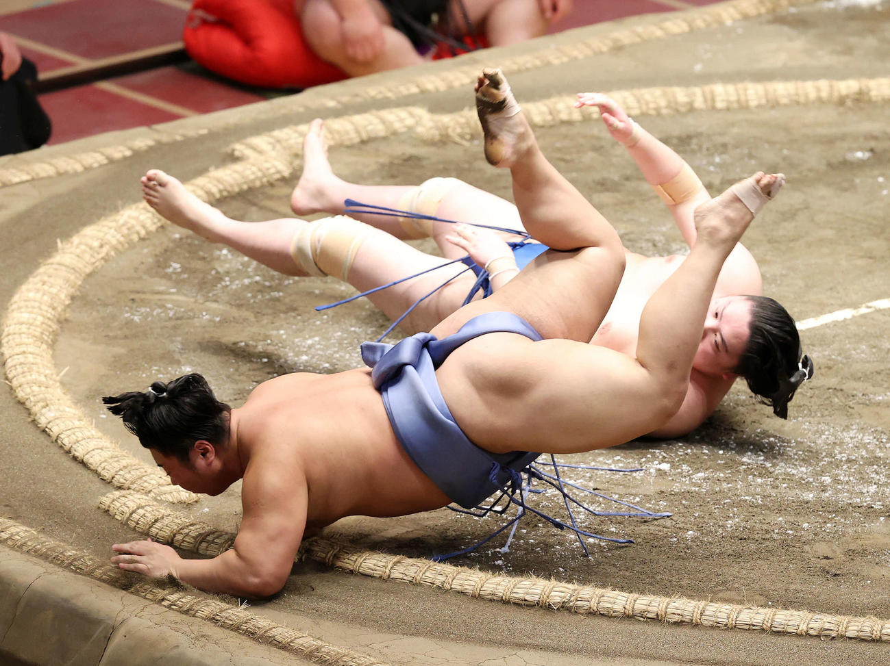 一山本（後方）を押し倒しで破る翔猿（撮影・鈴木正人）