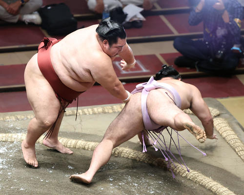 琴恵光（右）をはたき込みで破る徳勝龍（撮影・河田真司）