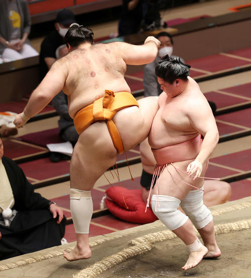 魁聖（左）を足取りで破る宇良（撮影・鈴木正人）