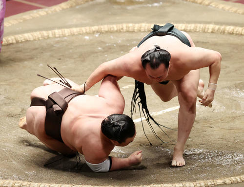 英乃海（左）を上手投げで破る千代翔馬（撮影・鈴木正人）