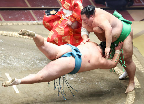 玉鷲（左）を引き落としで破る千代丸（撮影・河田真司）