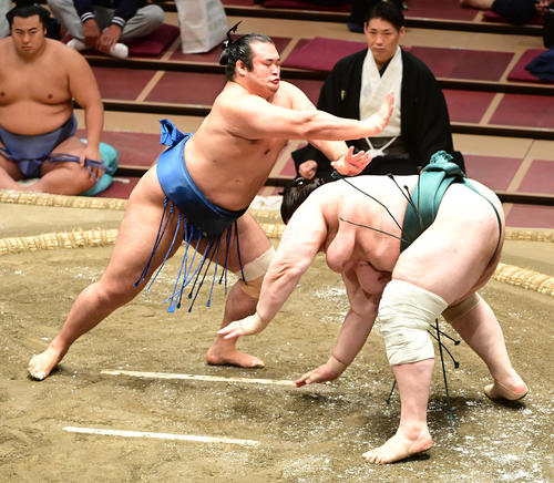 千代の国（左）は碧山のつき手で白星を挙げる（撮影・小沢裕）