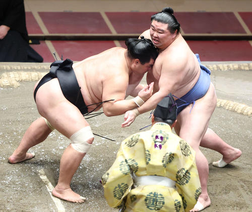 正代（右）と立ち合う妙義龍（撮影・河田真司）