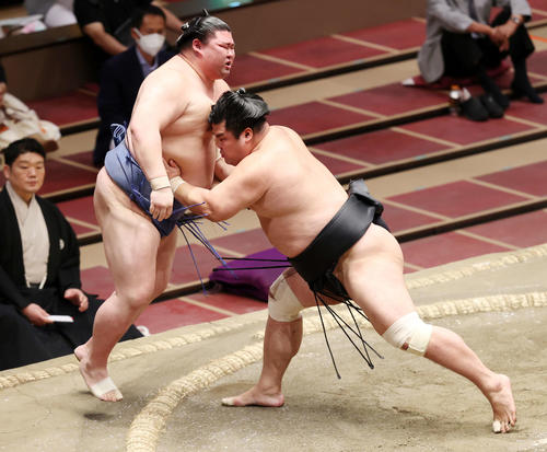 正代（左）を寄り切りで破る妙義龍（撮影・鈴木正人）