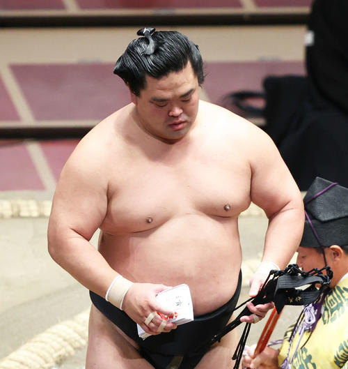 正代を寄り切りで破り、土俵から引き揚げる妙義龍（撮影・河田真司）