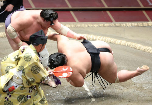 貴景勝（右）を上手投げで破る照ノ富士（撮影・河田真司）