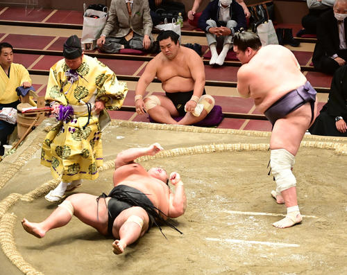 照ノ富士（右）は貴景勝を上手投げで破る。左奥は妙義龍（撮影・小沢裕）
