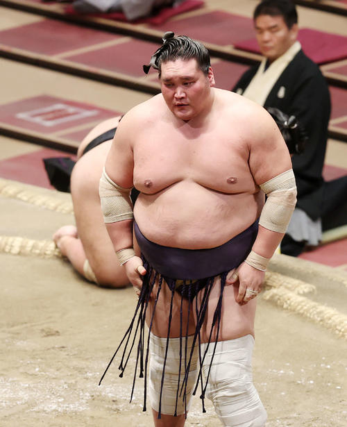 貴景勝（後方）を上手投げで破った照ノ富士（撮影・鈴木正人）