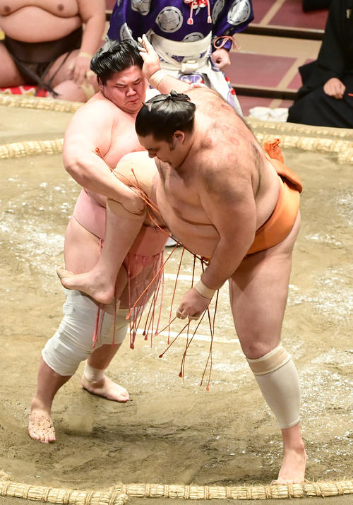 宇良（左）は足取りで魁聖を破る（撮影・小沢裕）