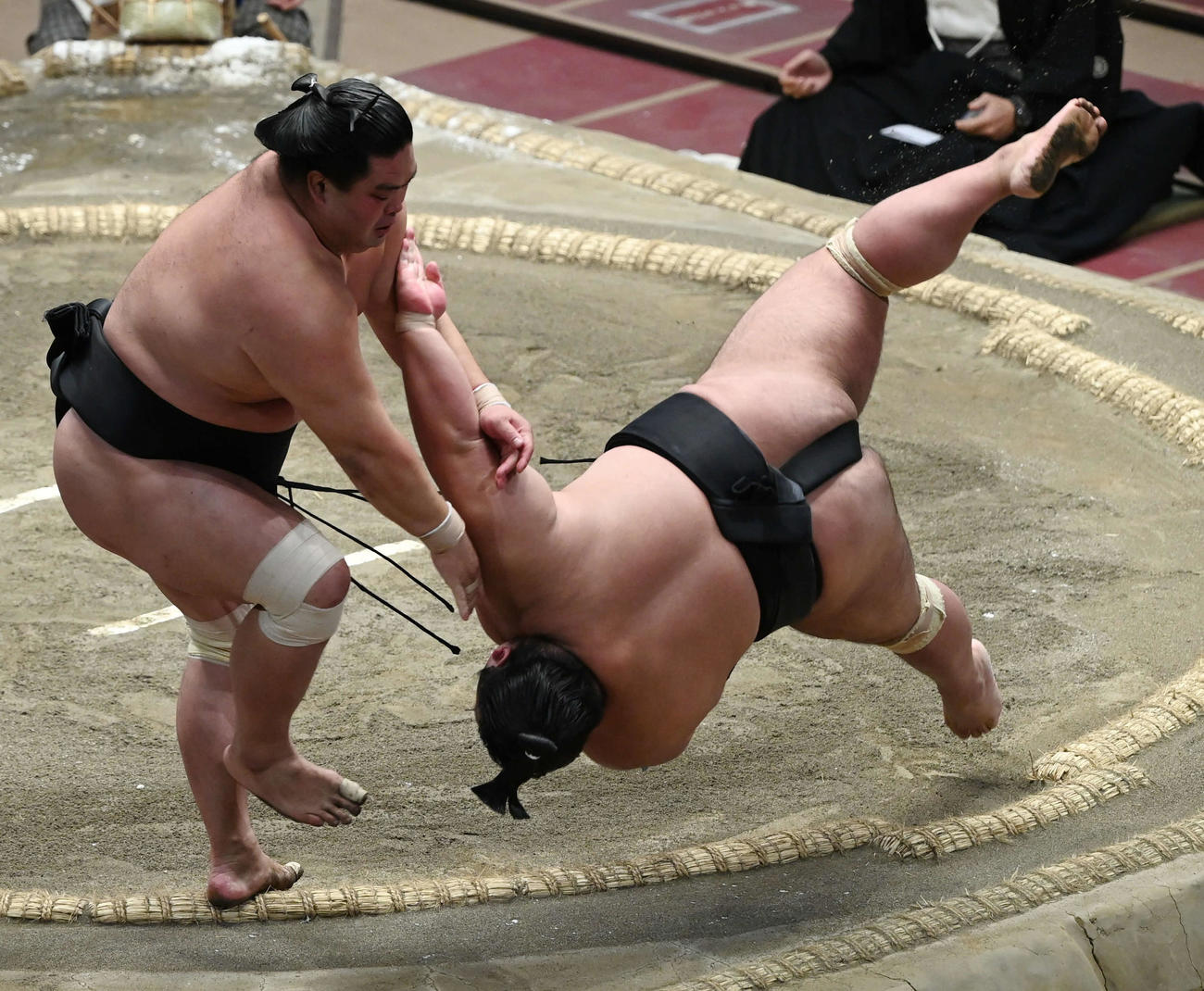 妙義龍（左）は貴景勝をすくい投げで破る（撮影・山崎安昭）