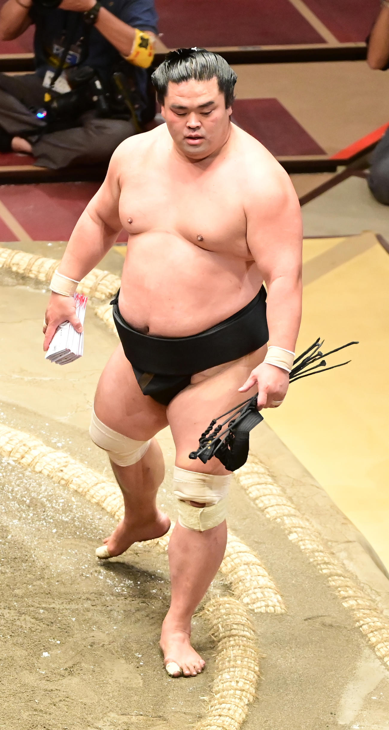 懸賞を手にする妙義龍（撮影・小沢裕）