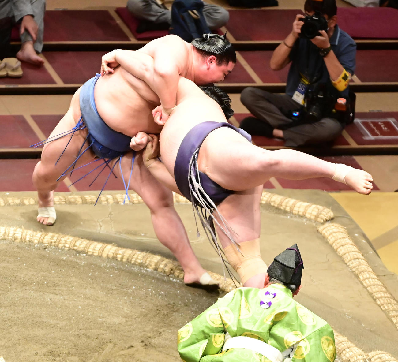 阿武咲（右）は正代を寄り切りで破る（撮影・小沢裕）