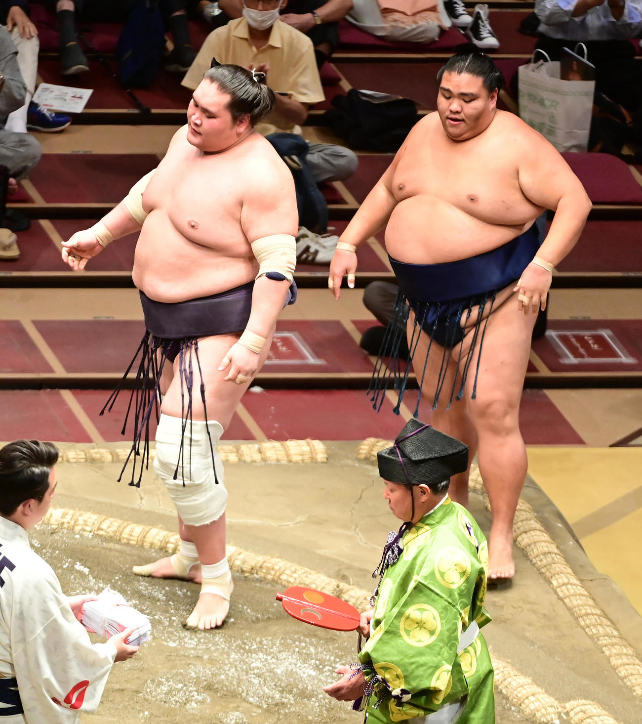 照ノ富士（左）は御嶽海を寄り切りで破る（撮影・小沢裕）