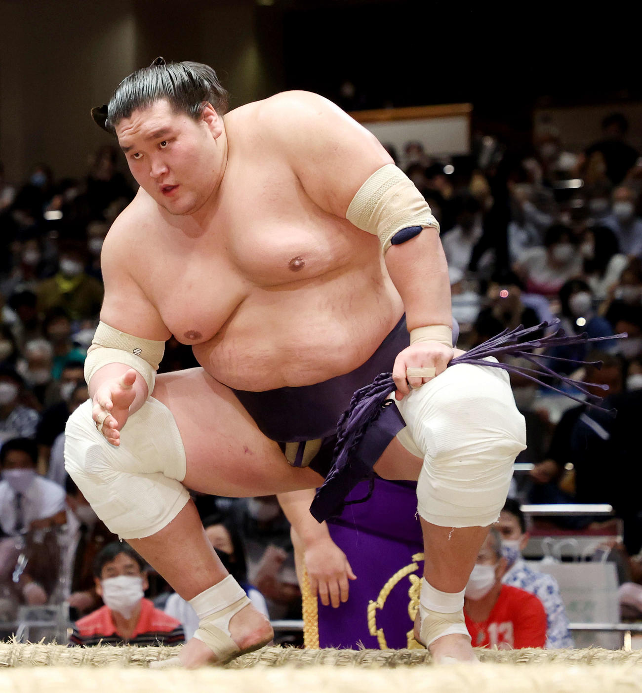 御嶽海を寄り切りで破り、勝ち名乗りを受ける照ノ富士（撮影・河田真司）