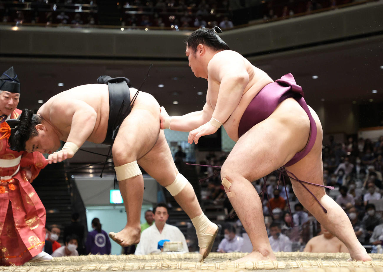 霧馬山（左）をはたき込みで破る遠藤（撮影・河田真司）