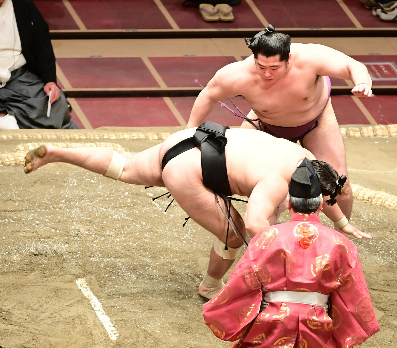 遠藤は霧馬山（手前）をはたき込みで破る（撮影・小沢裕）