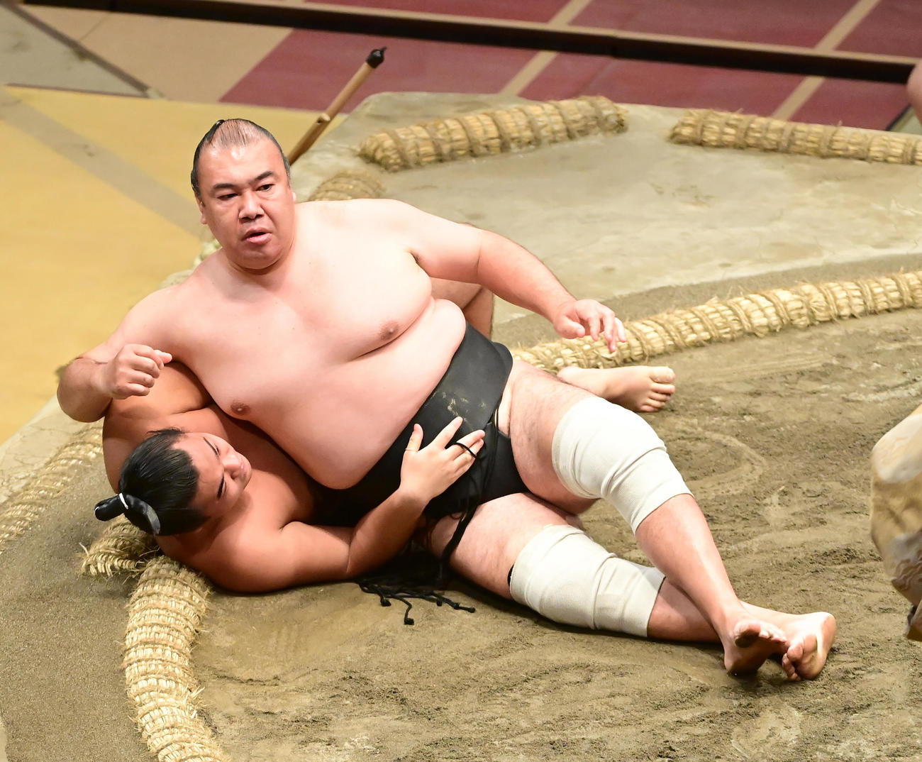 華吹は朝勝令（下）を上手投げで破る（撮影・小沢裕）