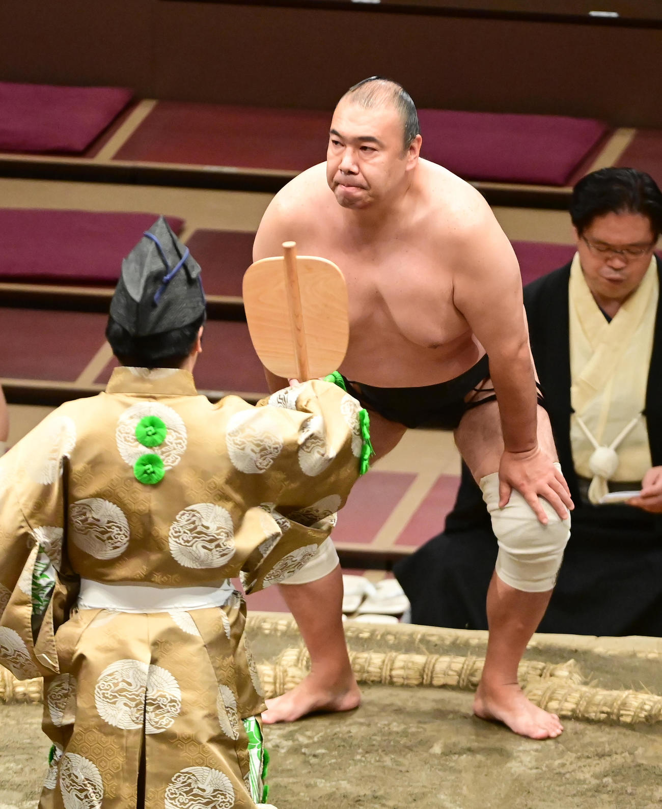 勝ち名乗りを受ける華吹（撮影・小沢裕）