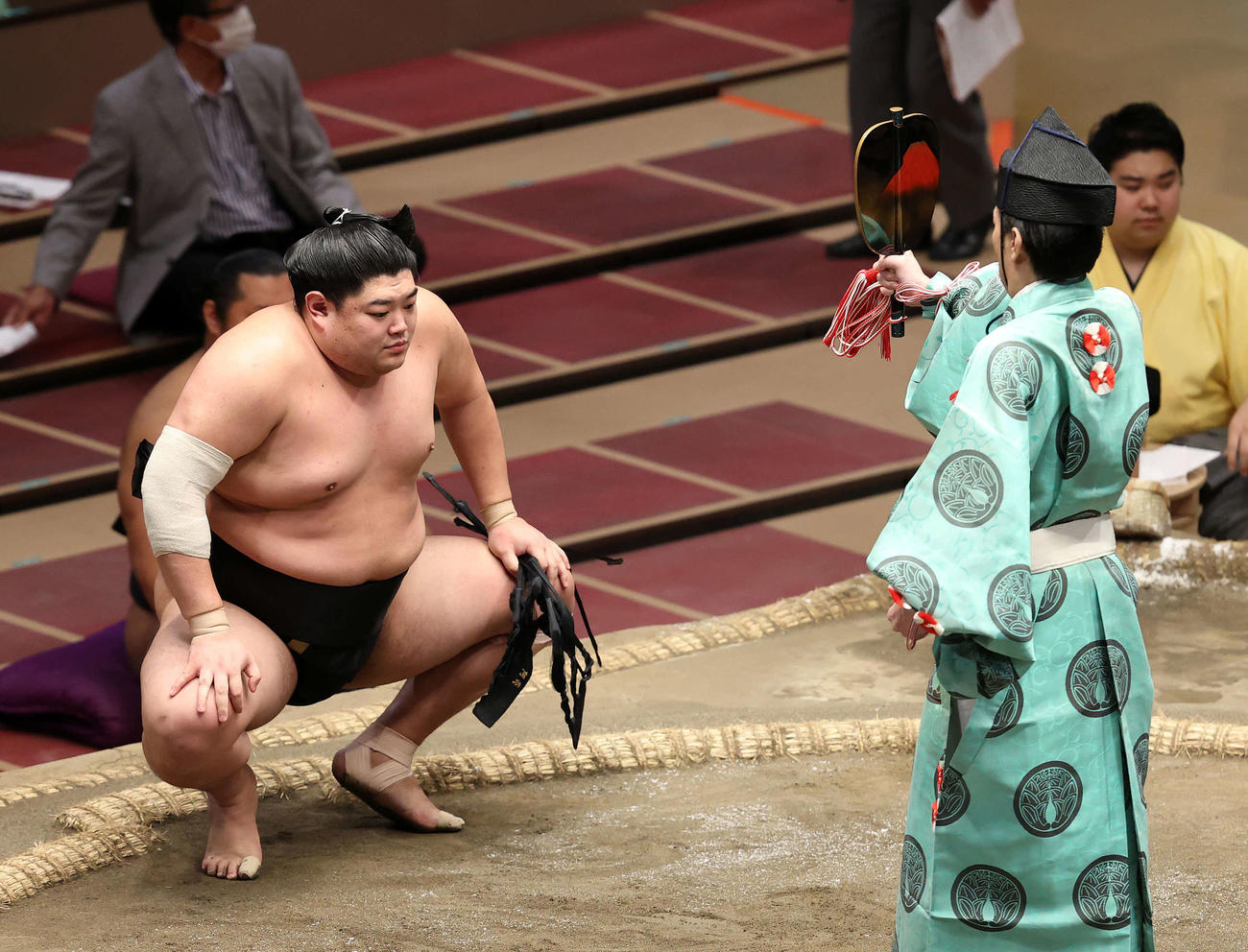 錦木を押し出しで破り、勝ち名乗りを受ける阿炎（撮影・鈴木正人）