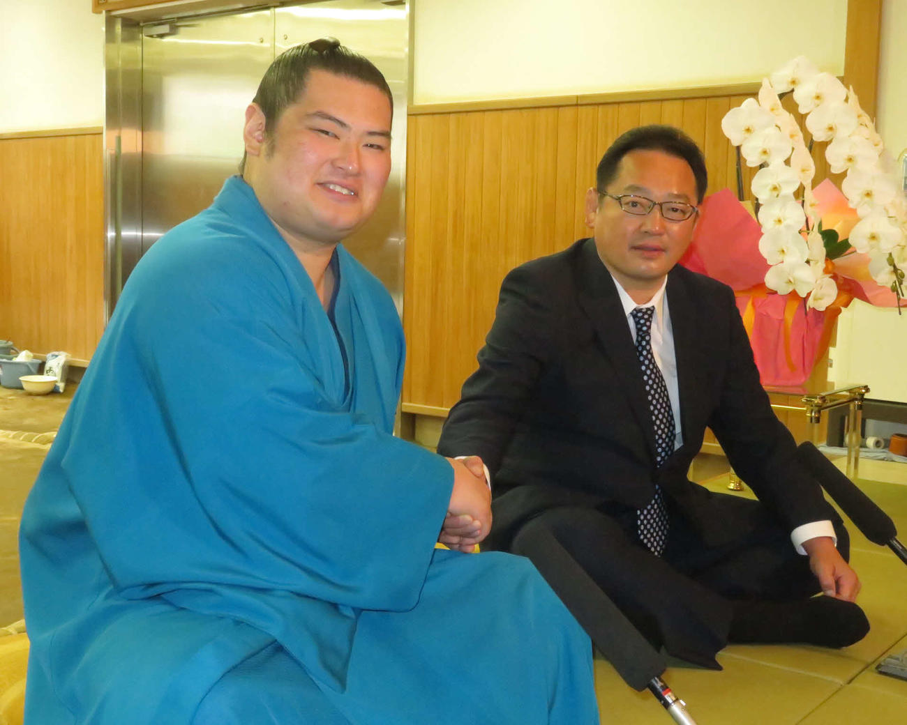 握手を交わす竜虎（左）と師匠の尾上親方（19年5月）