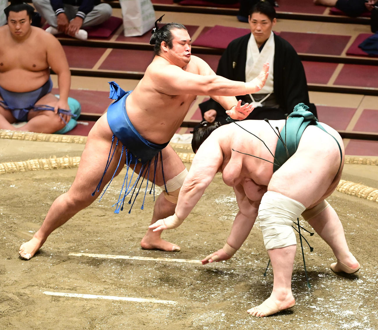 千代の国（左）は碧山のつき手で白星を挙げる（撮影・小沢裕）