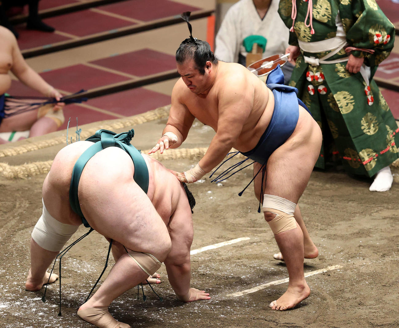 碧山（左）のつき手で千代の国が白星（撮影・鈴木正人）