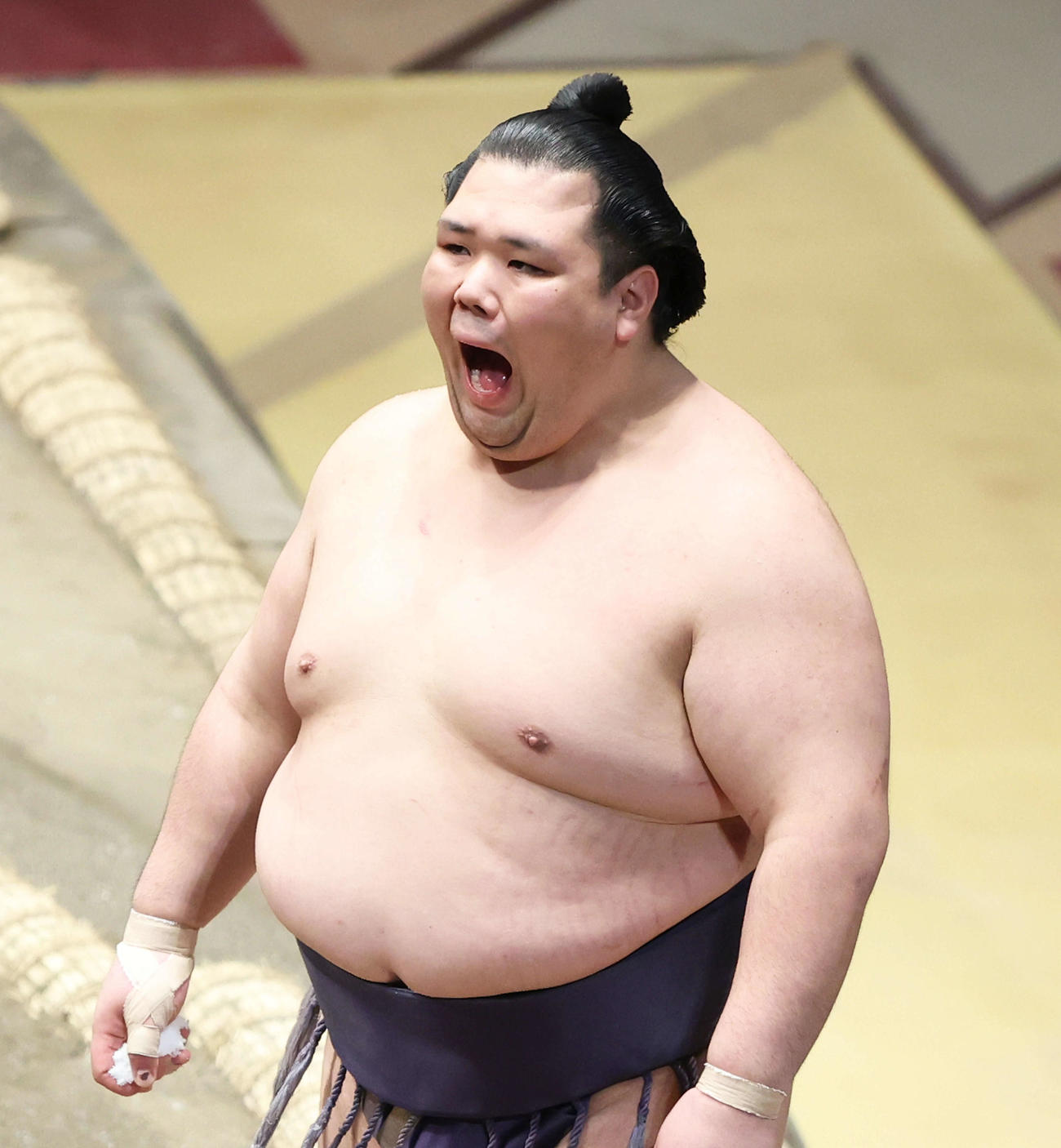 取組前、大きく口を開ける阿武咲（撮影・河田真司）