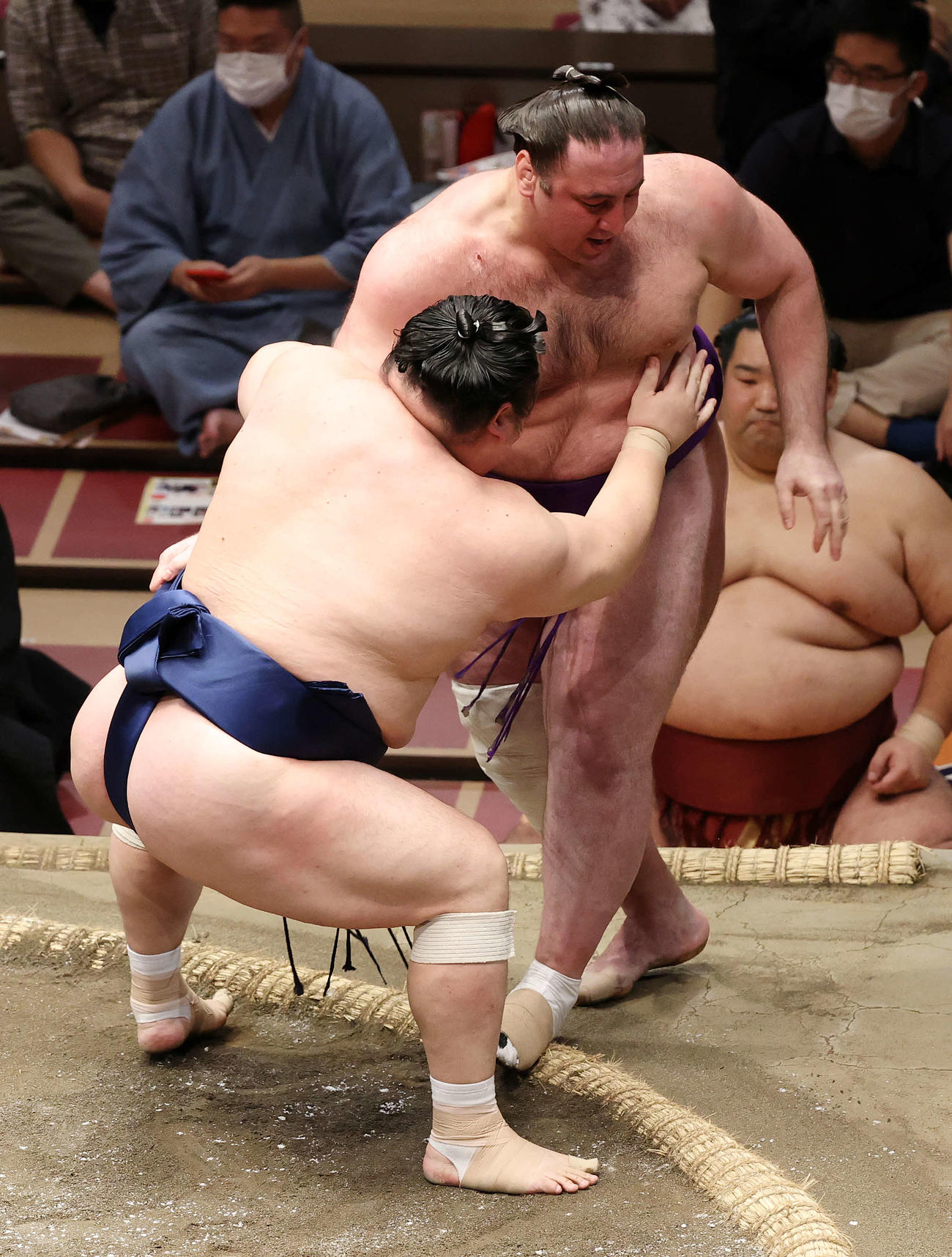 栃ノ心（右）を寄り切りで破る宝富士（撮影・鈴木正人）
