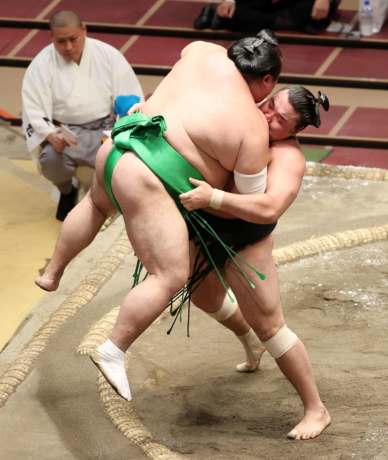 千代丸（左）をつり出しで破る霧馬山（撮影・鈴木正人）