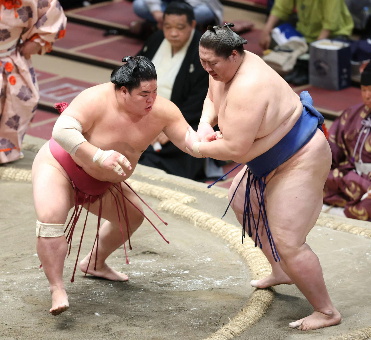 逸ノ城（右）を押し出しで破る大栄翔（撮影・河田真司）