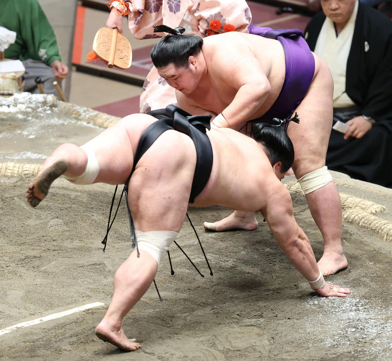 妙義龍（左）を肩すかしで破る明生（撮影・河田真司）