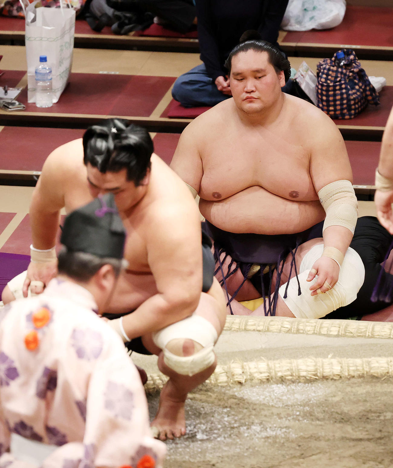 明生に肩すかしで敗れた妙義龍（左）。後方は優勝した照ノ富士（撮影・鈴木正人）