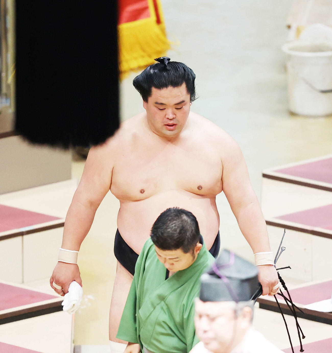 明生に肩すかしで敗れ、土俵から引き揚げる妙義龍（撮影・河田真司）