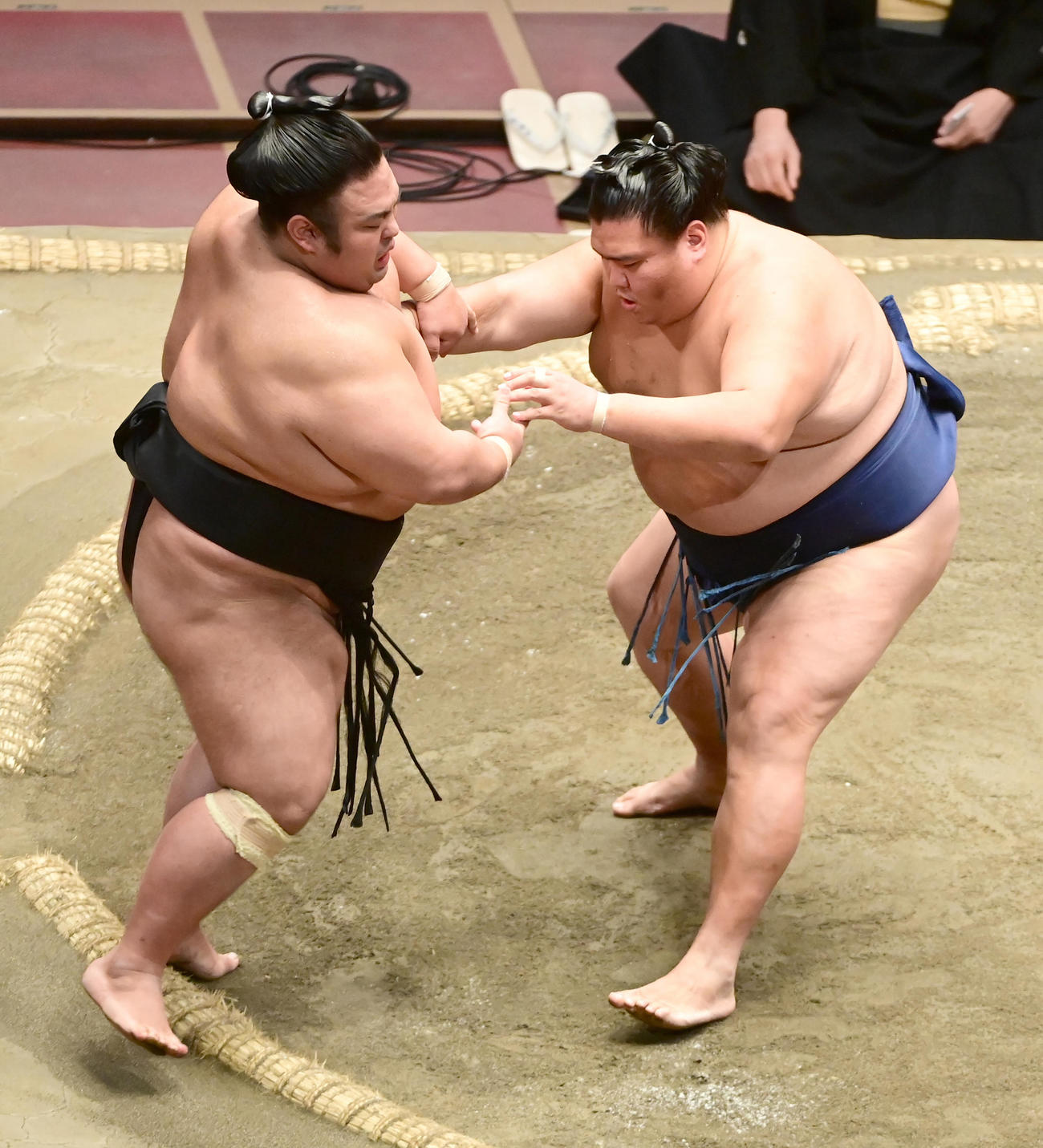 御嶽海（右）は貴景勝を押し出しで破る（撮影・小沢裕）