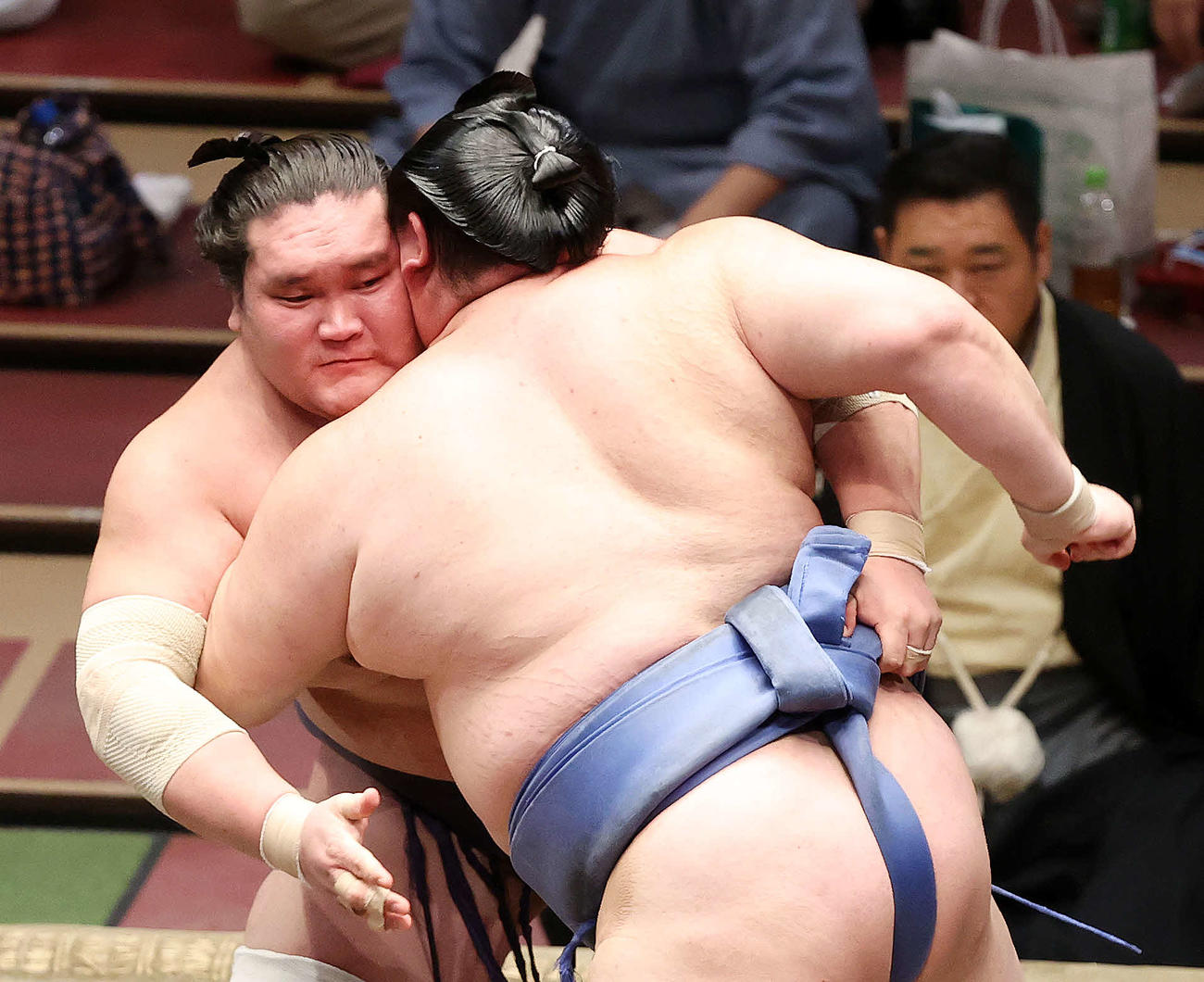 正代（手前）を攻める照ノ富士（撮影・鈴木正人）