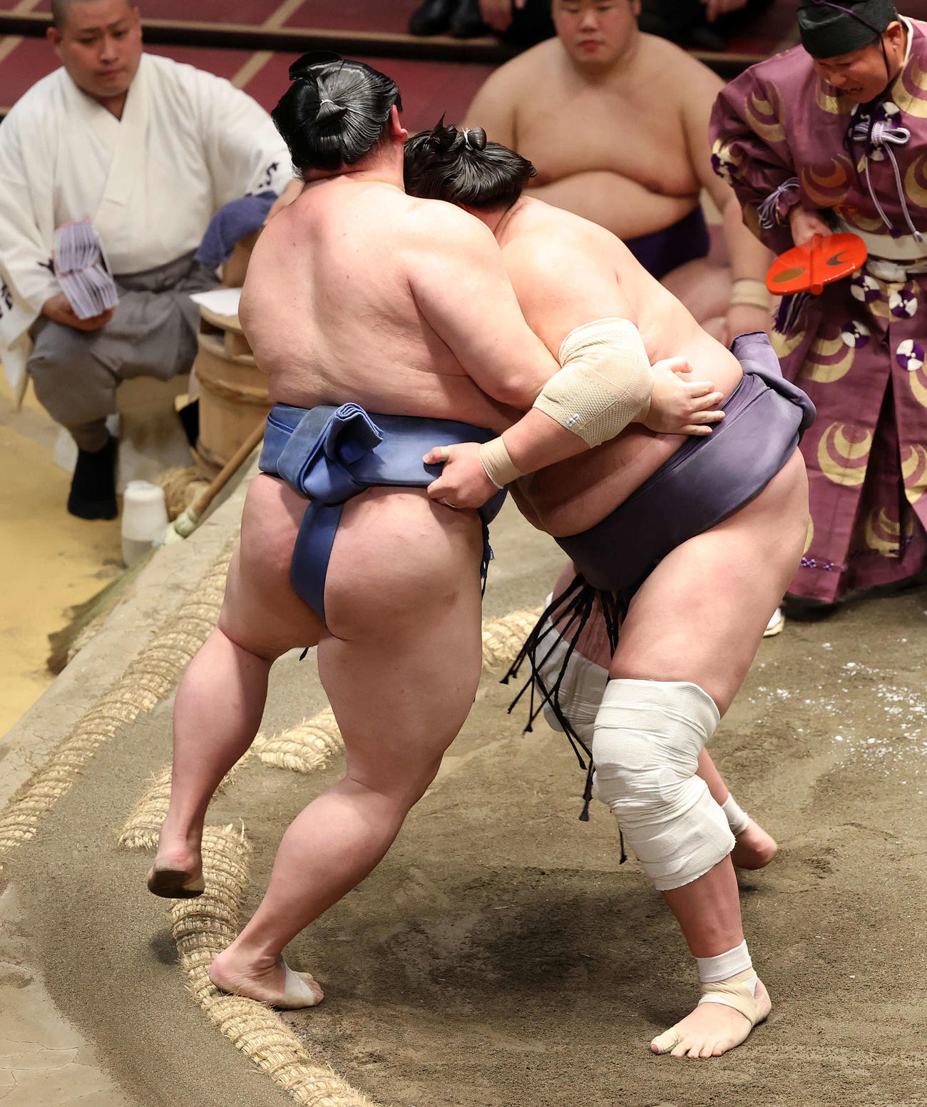 正代（左）を寄り切りで破る照ノ富士（撮影・鈴木正人）