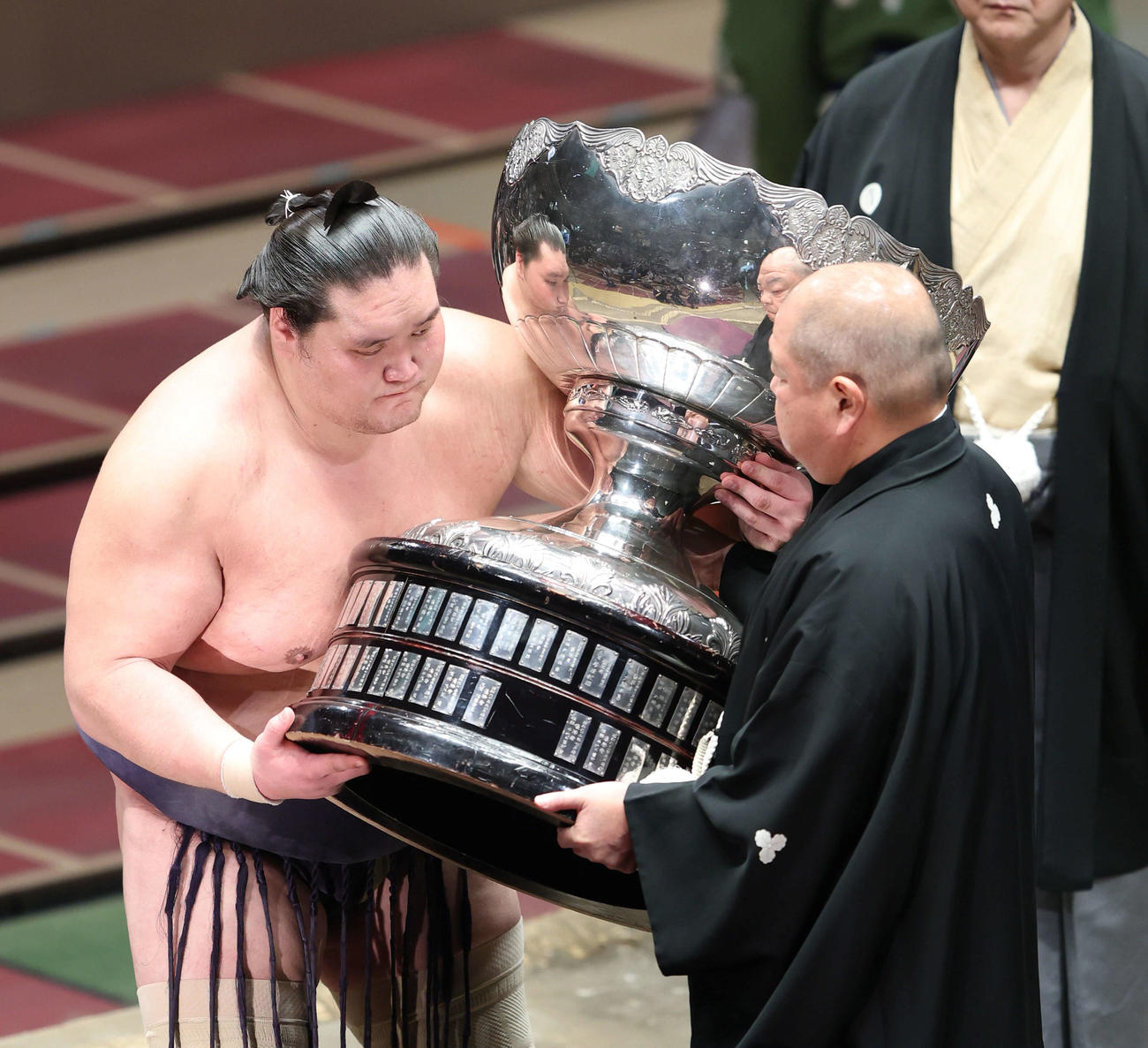 幕内優勝を決め、八角理事長（右）から内閣総理大臣杯を受け取る横綱照ノ富士（撮影・河田真司）