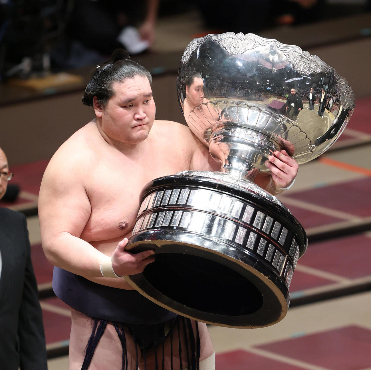 幕内優勝を決め、内閣総理大臣杯を手にする横綱照ノ富士（撮影・河田真司）
