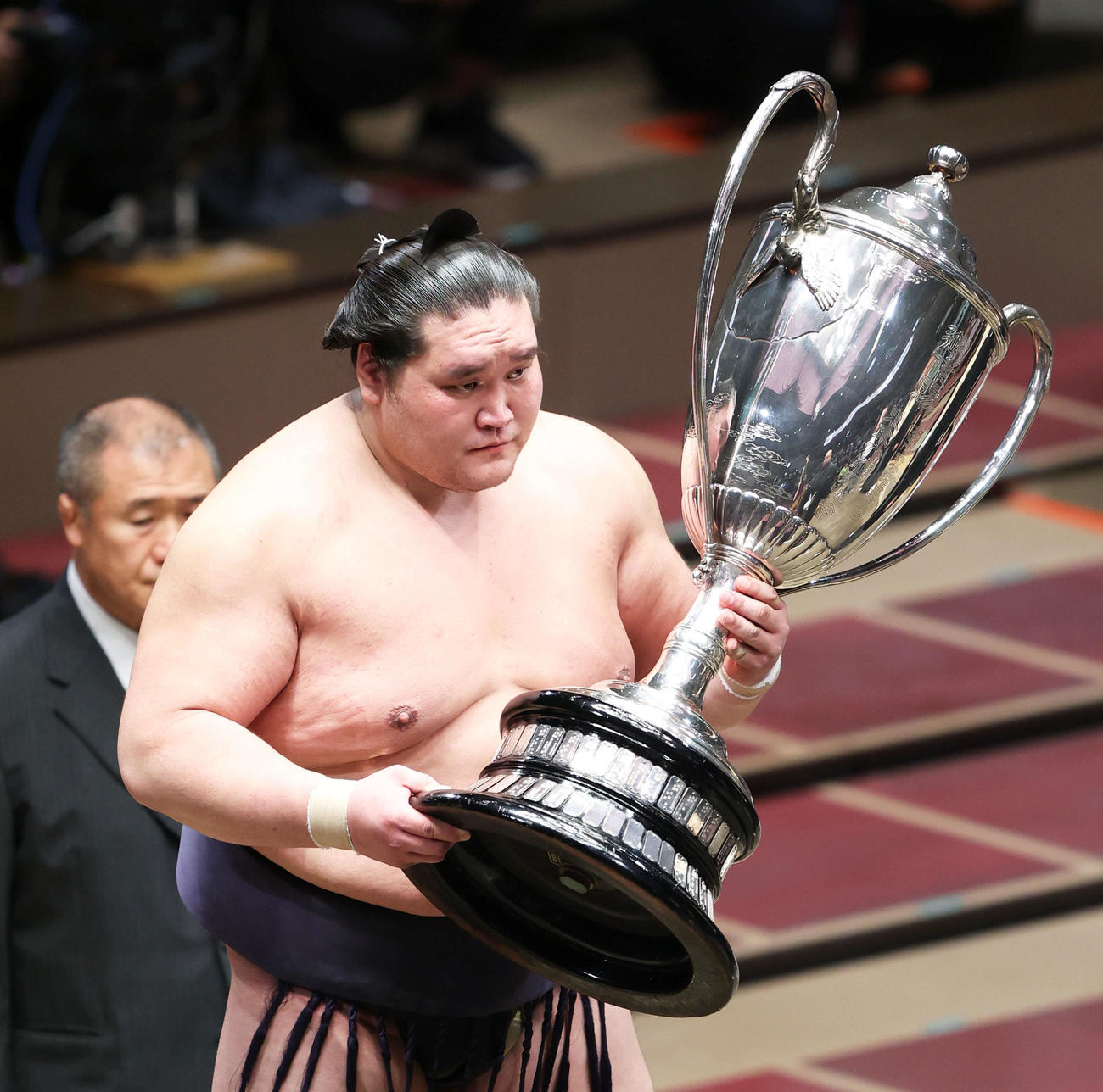 幕内優勝を決め、賜杯を手にする照ノ富士（撮影・河田真司）