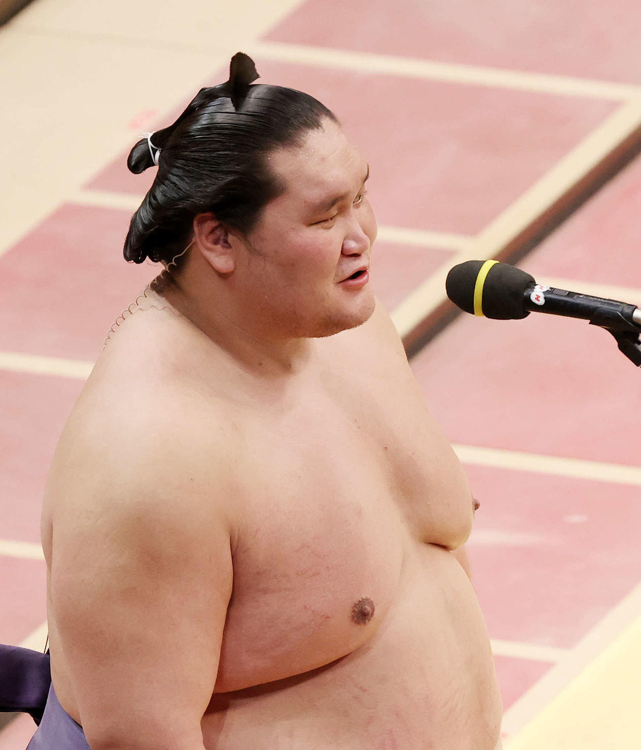優勝力士インタビューを受ける照ノ富士（撮影・鈴木正人）