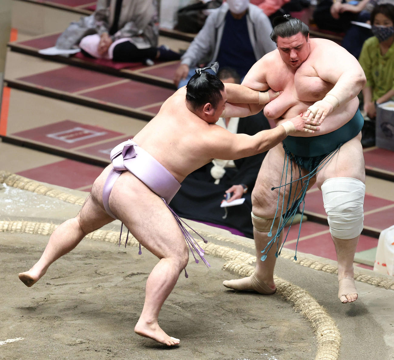 碧山（右）を押し出しで破る琴恵光（撮影・河田真司）
