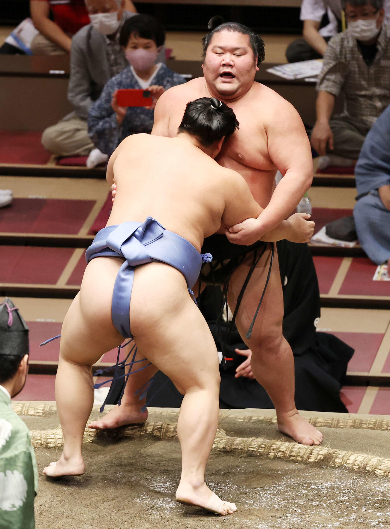 千代ノ皇（後方）を寄り切りで破る翔猿（撮影・鈴木正人）