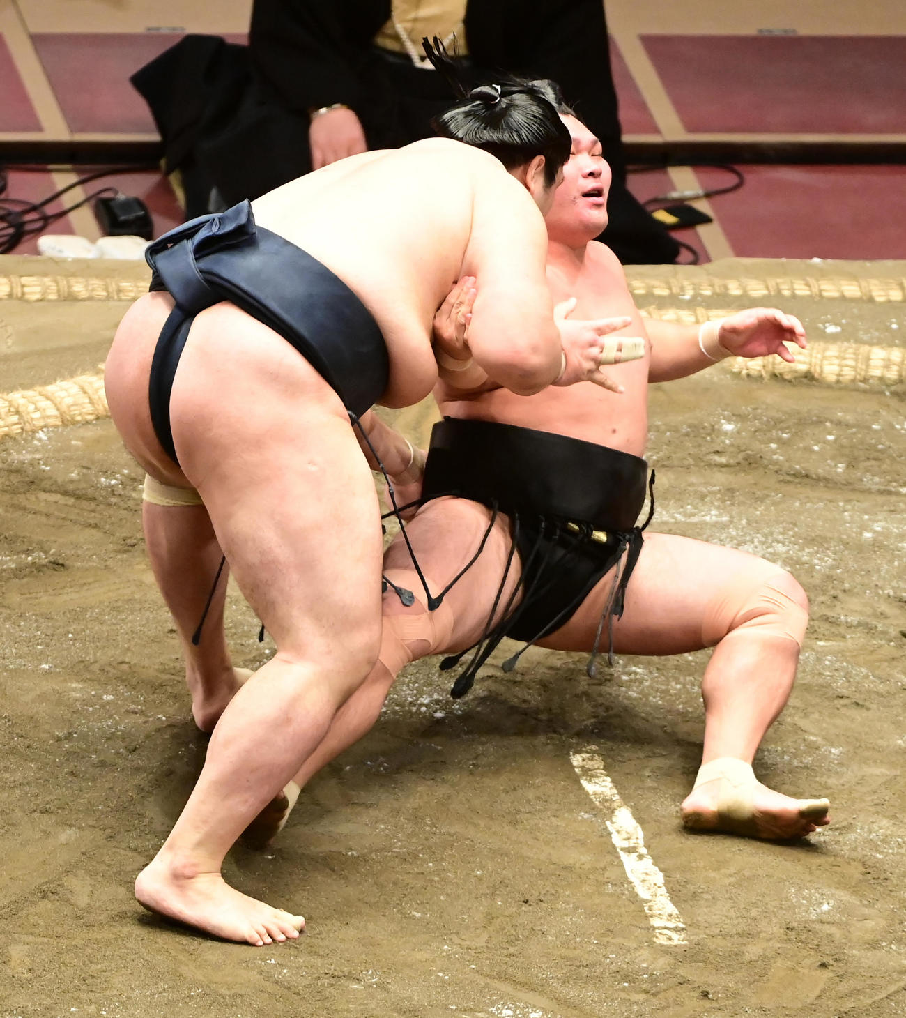 輝（左）は照強を寄り倒しで破る（撮影・小沢裕）