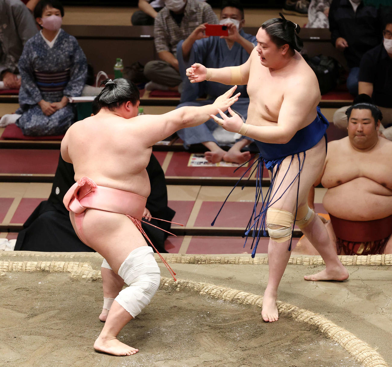 一山本（右）を突き出しで破る宇良（撮影・鈴木正人）