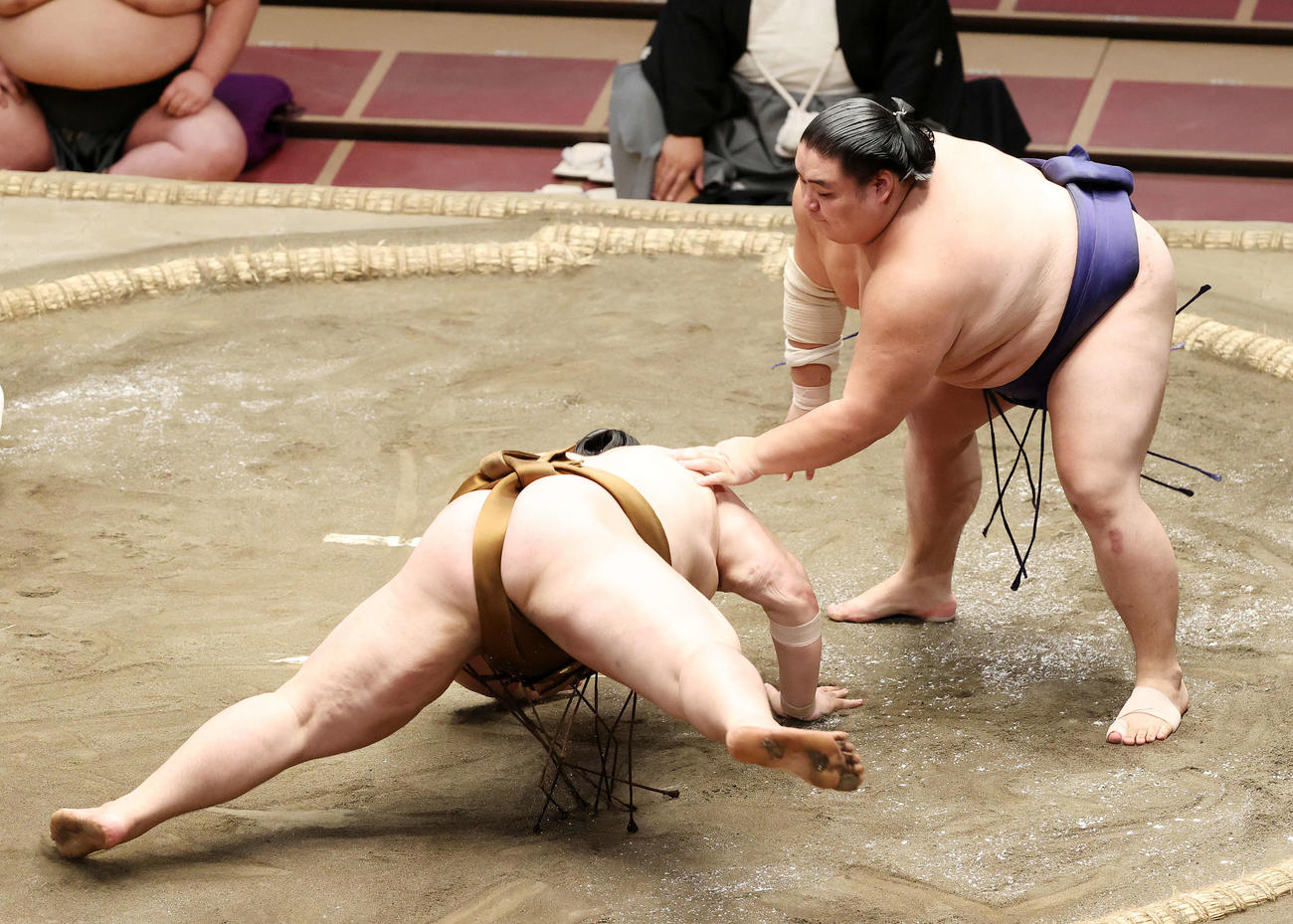 大翔鵬（右）にはたき込みで敗れる王鵬（撮影・鈴木正人）