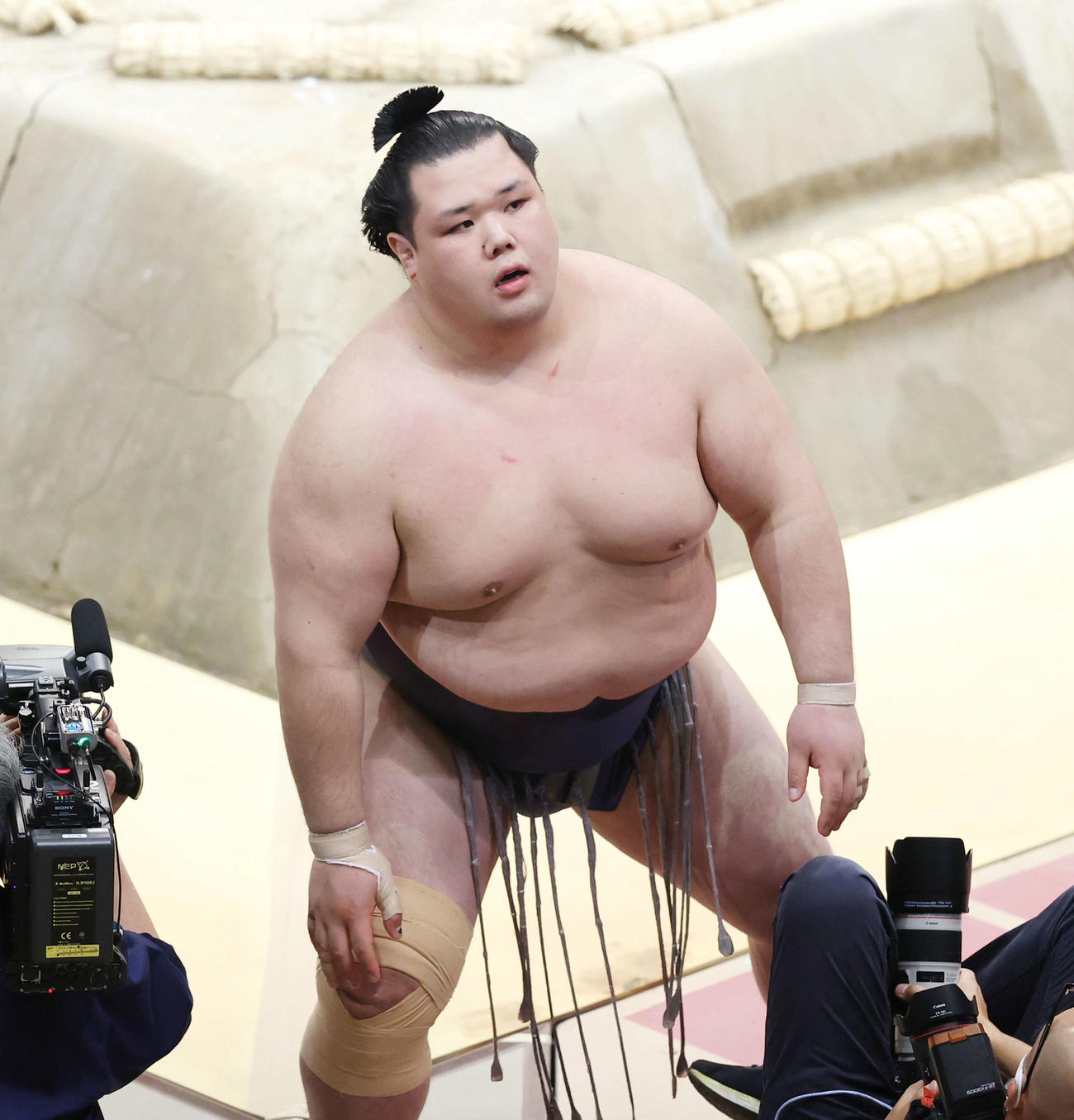 玉鷲に突き出しで敗れる阿武咲（撮影・河田真司）