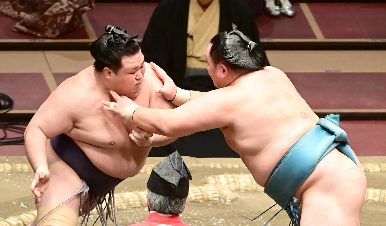 玉鷲（右）から突き押しで攻め込まれる阿武咲（撮影・小沢裕）