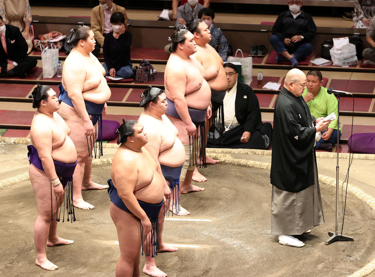協会あいさつする八角理事長（右）、中列手前から御嶽海、正代、照ノ富士、貴景勝、左列手前から明生、逸ノ城（撮影・鈴木正人）